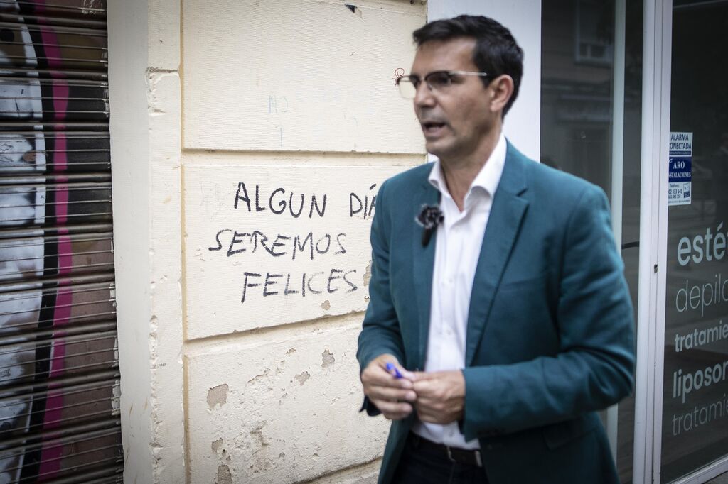 El paseo con Paco Cuenca, candidato del PSOE a la Alcald&iacute;a de Granada, en im&aacute;genes