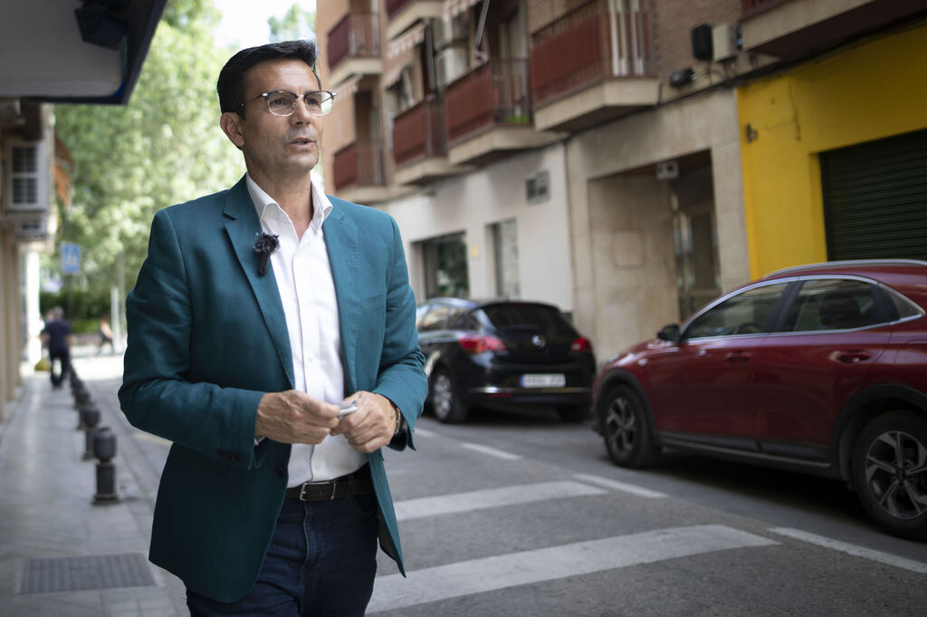 El paseo con Paco Cuenca, candidato del PSOE a la Alcald&iacute;a de Granada, en im&aacute;genes