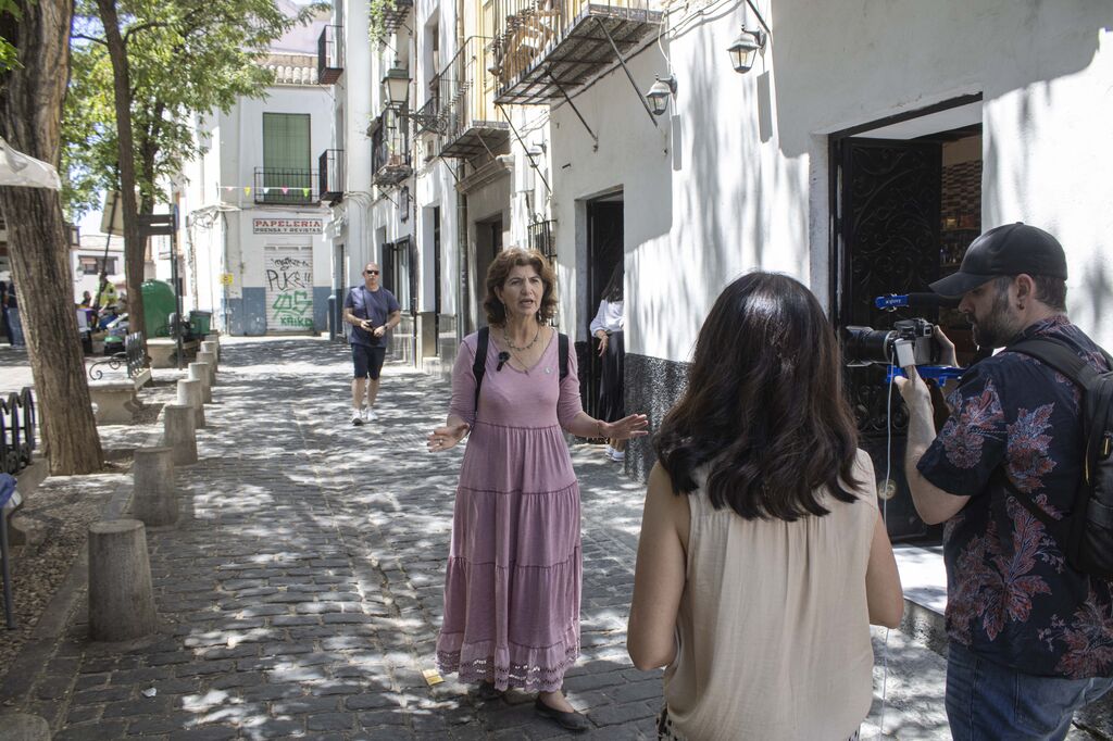 El paseo con Elisa Cabrerizo, candidata de Podemos-AV a la Alcald&iacute;a de Granada, en im&aacute;genes