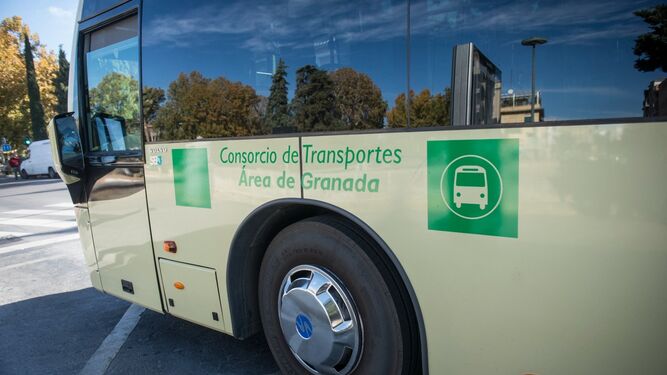 Un autobús realiza su recorrido por las calles de Granada