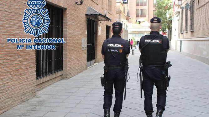 Imagen de archivo de una patrulla de la Policía Nacional en Granada