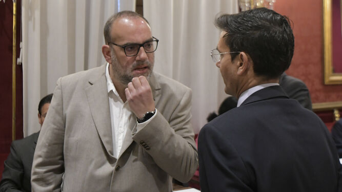Paco Puentedura y Paco Cuenca, en el salón de Plenos del Ayuntamiento en imagen de archivo.