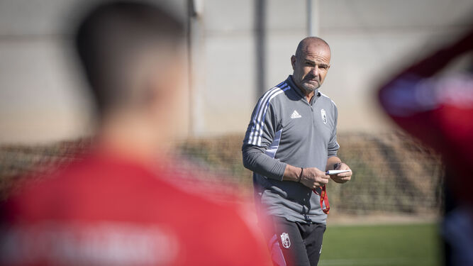 Paco López, en un entrenamiento con el Granada.