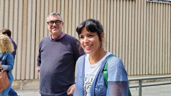 La portavoz de Adelante Andalucía, Teresa Rodríguez, y el candidato de la formación a la Alcaldía de Granada, Paco Cabello
