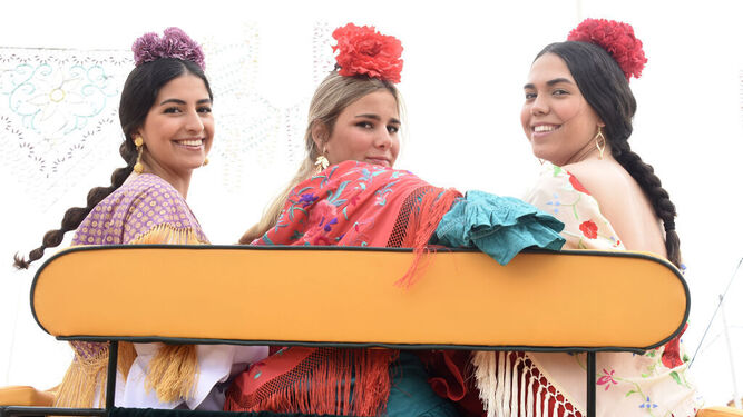 Tres jóvenes en un carruaje en la Feria de Nuestra Señora de la Salud.