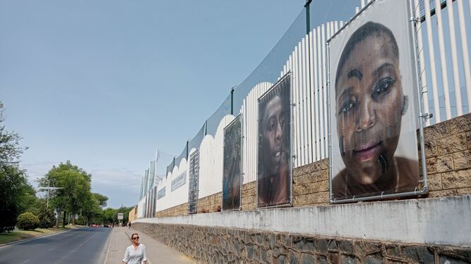 Una nueva exposición fotográfica al aire libre embellece la barriada de La Hispanidad en Huelva