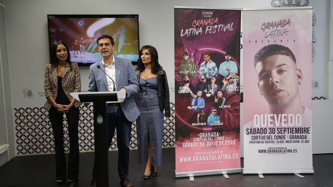 El alcalde de Granada, junto a María y Cristina de producciones Toro, en la presentación del Festival Granada Latina