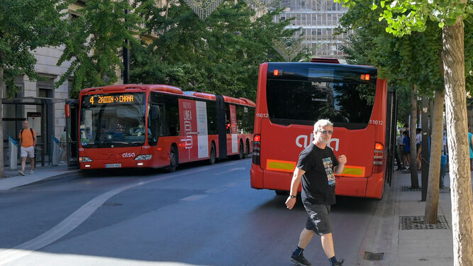 Autobuses urbanos de Granada con el número 4, que tendría priorizar semafórica para el PSOE
