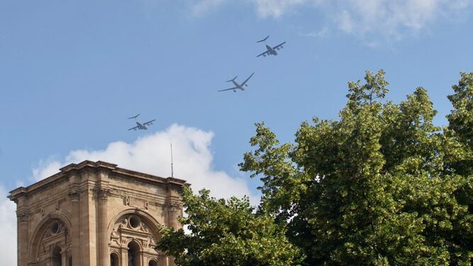 Imagen de los aviones del Ejército del Aire volando sobre la catedral de Granada