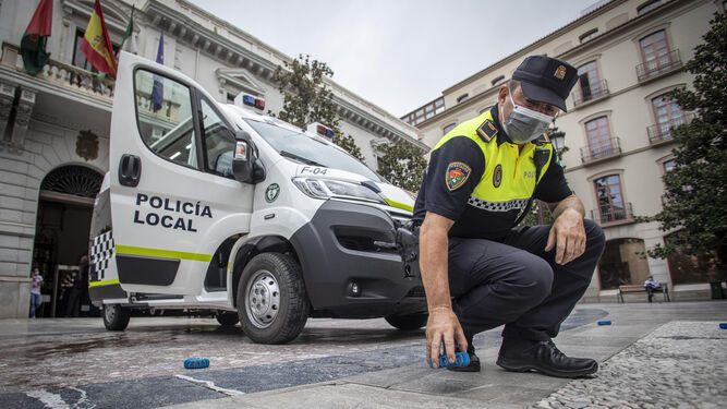 Imagen de la presentación de un vehículo policial en la Plaza del Carmen de Granada