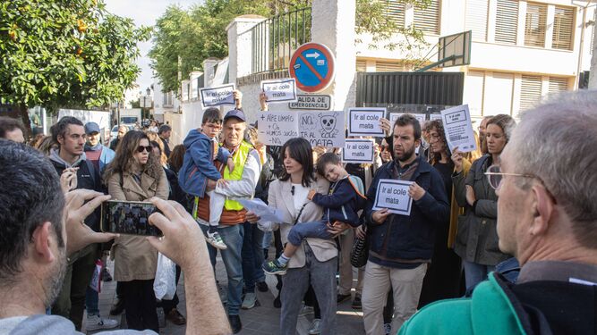Protesta ante el José Hurtado, en la calle Molinos, esta mañana.