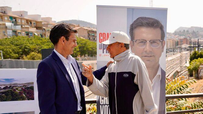 Cuenca habla con un vecino durante un acto de campaña.