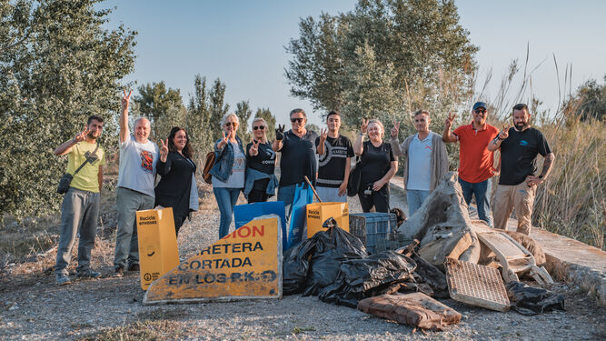 Vox Salobreña limpia residuos del río Guadalfeo que llevaban años depositados