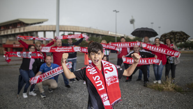 Peñistas del Granada animan al equipo a las puertas del estadio