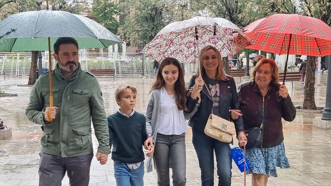 La candidata del PP, Marifrán Carazo, pasea junto a su familia por el centro de Granada