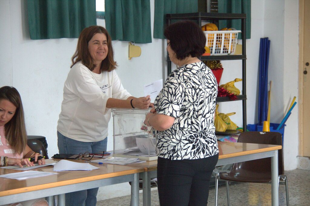 Fotos: as&iacute; est&aacute; votando la Costa de Granada en el inicio de las elecciones municipales 2023
