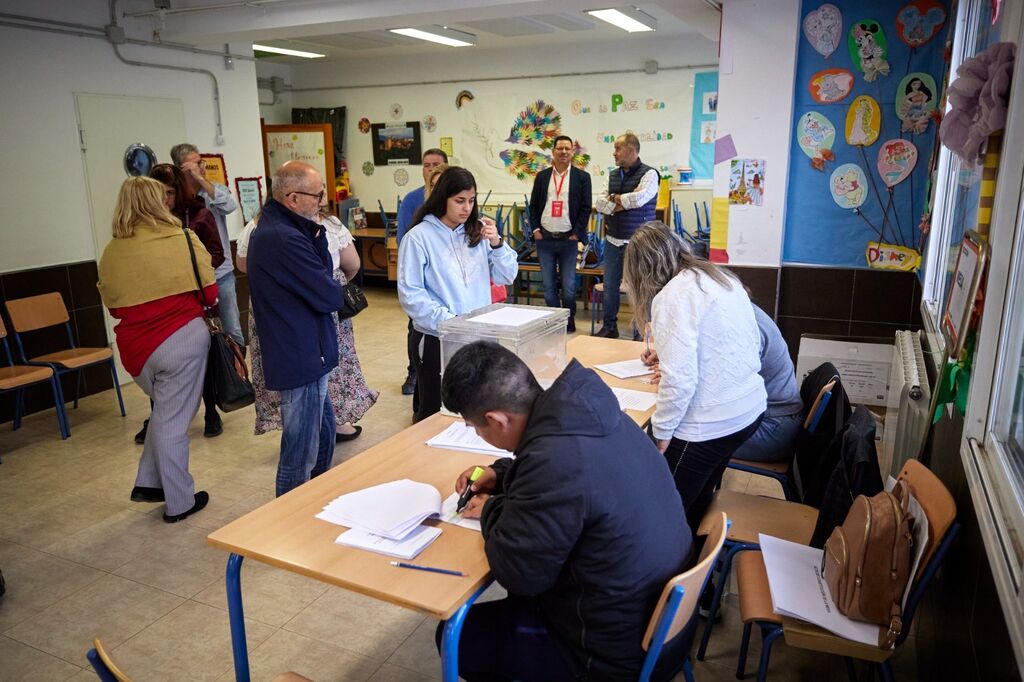 Fotos: as&iacute; est&aacute; votando Granada en el inicio de las elecciones municipales