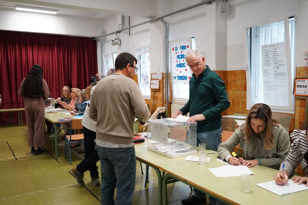 Fotos: as&iacute; est&aacute; votando Granada en el inicio de las elecciones municipales