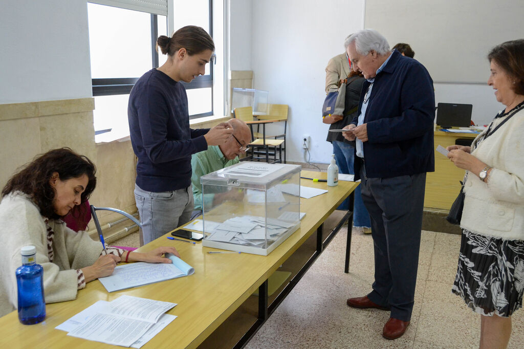 Fotos: as&iacute; est&aacute; votando Granada en el inicio de las elecciones municipales 2023