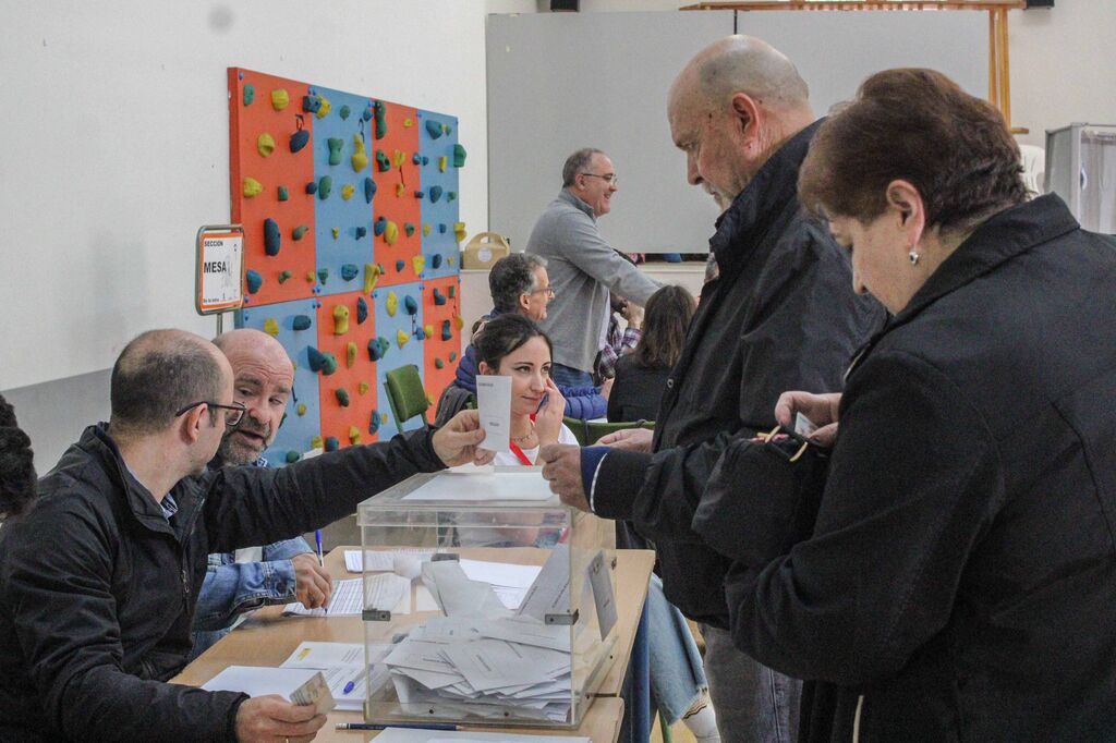 Fotos: as&iacute; est&aacute; votando Granada en el inicio de las elecciones municipales 2023