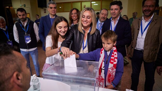 Marifrán Carazo (PP) ha votado acompañada de sus hijos en el IES Cervantes.