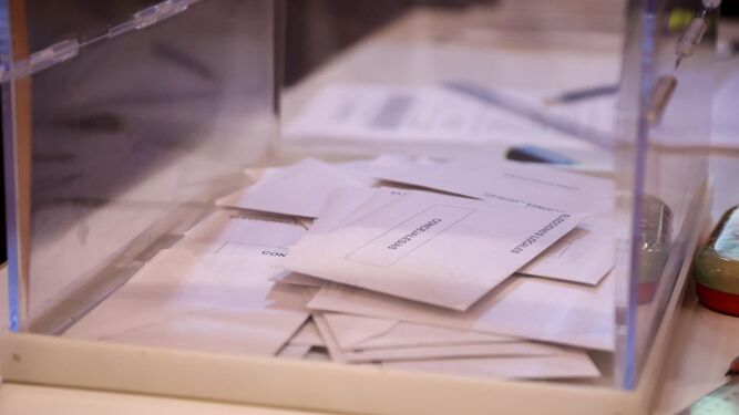 Papeletas en una urna en las elecciones municipales.