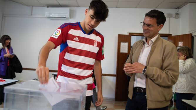 Cuenca, con su hijo, que ha votado por primera vez.