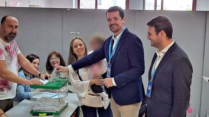Antonio Membrilla, candidato del PP, durante la votación de ayer
