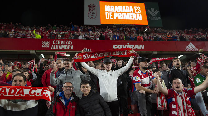La afición del Granada CF celebrando el ascenso del equipo a Primera