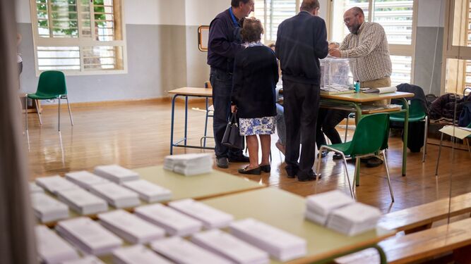 Imagen de archivo de una votación en un colegio electoral en el 28M
