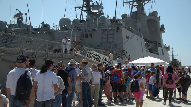 Miles de personas disfrutan de la gran despliegue de fuerza de la  Armada española en Motril