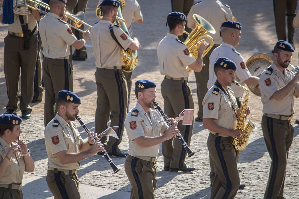 Las bandas de m&uacute;sica se lucen antes del D&iacute;a de las Fuerzas Armadas en Granada