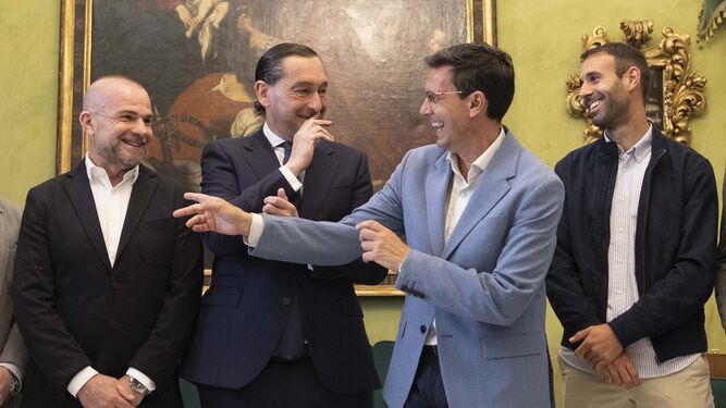 El alcalde de Granada, Paco Cuenca, bromea con Paco López.
