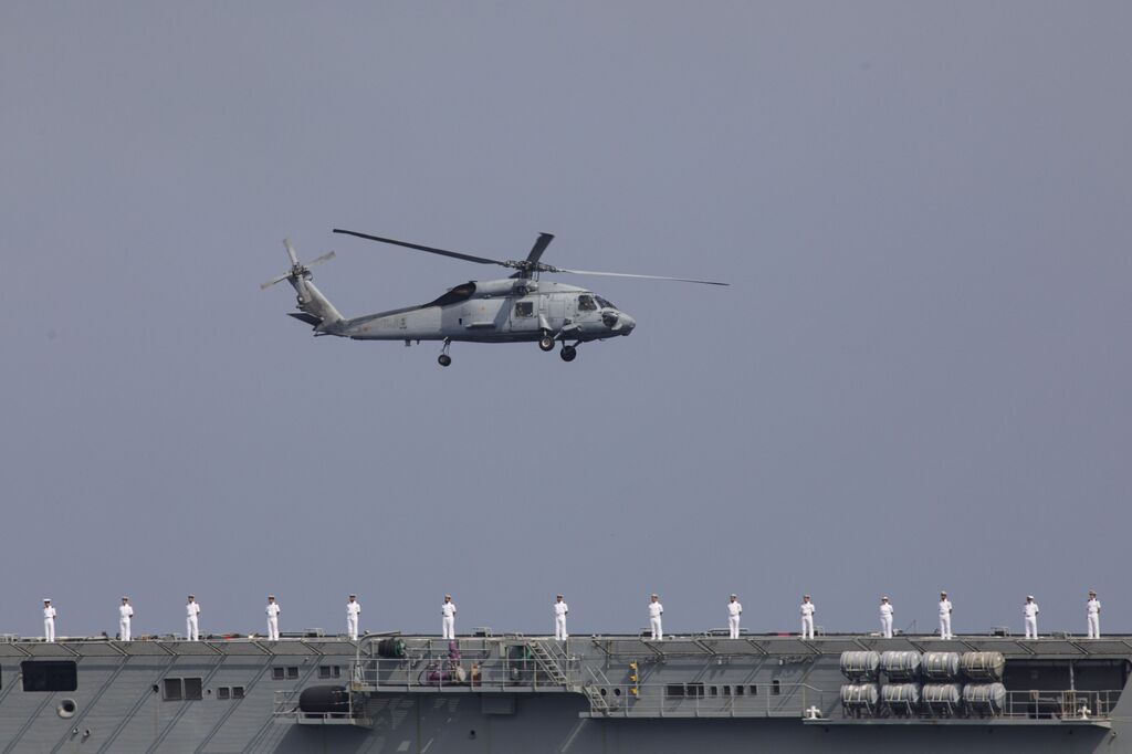 Las Fuerzas Armadas desembarcan en Motril: buques, paracaidistas y helic&oacute;pteros en primera l&iacute;nea de playa