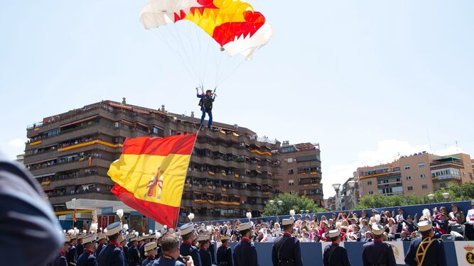 María del Carmen Gómez, primera mujer en bajar en paracaídas la bandera de España en el desfile del Días de las Fuerzas Armadas