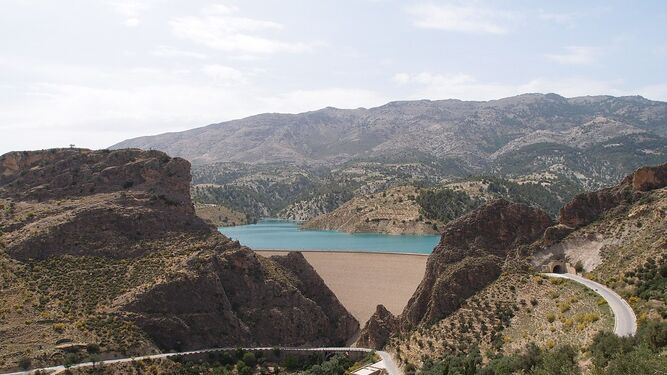 El embalse El Portillo de Granada, el que más agua acumula de Andalucía por las lluvias de mayo