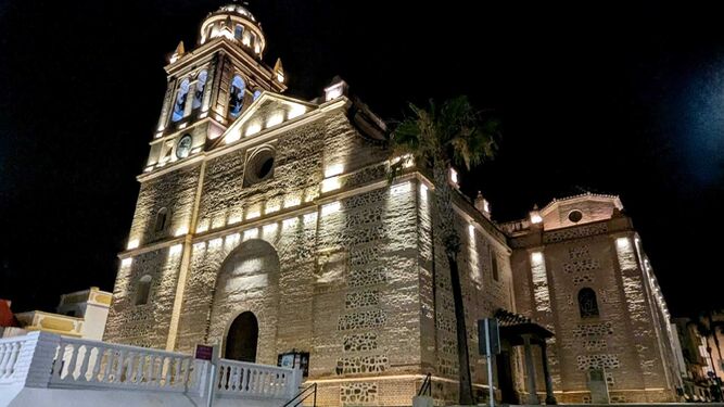 Almuñécar cambia su postal nocturna con la iluminación del templo parroquial de la Encarnación