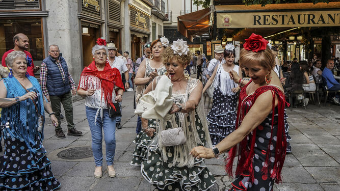 Varias mujeres bailan en la Plaza Bib Rambla de Granada