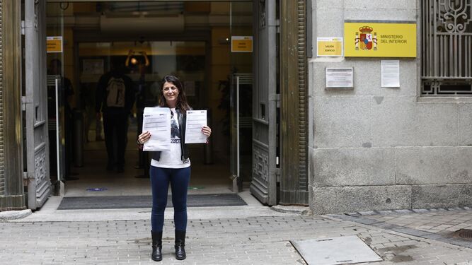 Macarena Olona entregando la documentación para inscribir su partido Caminando Juntos