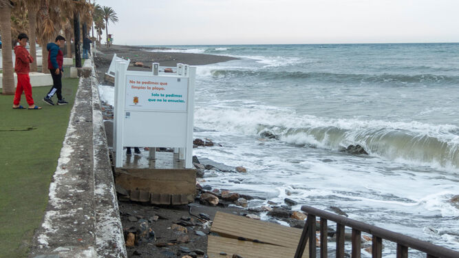 Imagen de archivo de la playa de La Rábita tras el temporal del pasado febrero