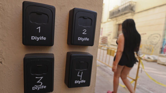 Cajetines de llaves de apartamentos turísticos en un edificio del centro de Málaga.