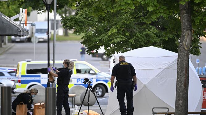 La policía sueca recoge pruebas en el lugar del tiroteo.