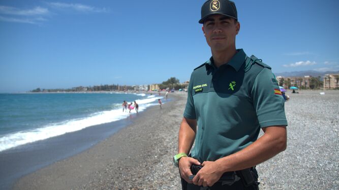Saltar por un precipicio para detener a un delincuente o tirarse al mar para un rescate: las hazañas de un Guardia Civil en prácticas en la Costa Tropical