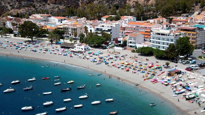 La Costa de Granada suma en sus playas trece Banderas azules en 2023