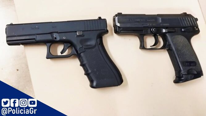 Imagen de la pistola intervenida comparada con una reglamentaria de la Policía Local