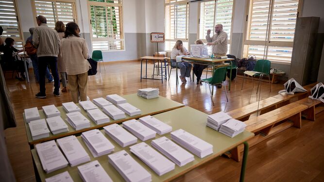 Imagen de archivo de un colegio electoral de Granada en las elecciones municipales del pasado 28 de mayo