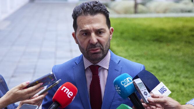 El número 3 del PSOE-A y miembro de la mesa del Parlamento de Andalucía, Noel López, atiende a los medios de comunicación en el Parlamento de Andalucía
