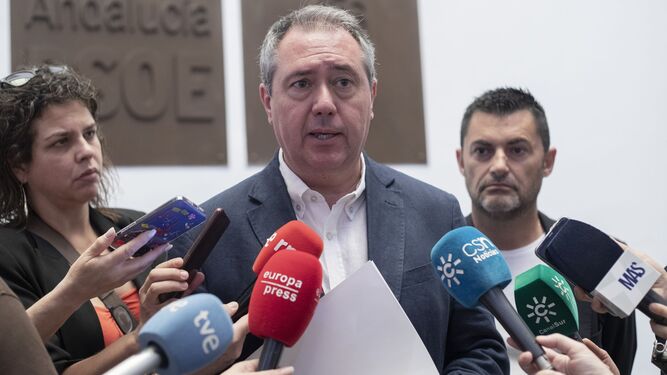 El secretario general del PSOE-A, Juan Espadas, en una atención a medios