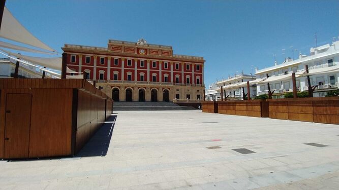 Los módulos para los expositores de la Feria del Libro de San Fernando, ya ubicados en la Plaza del Rey.