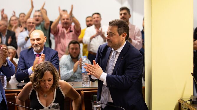 Julio Pérez aplaude durante la sesión de constitución del Ayuntamiento de Maracena.